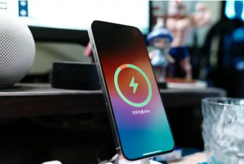 长洲苹果15换屏服务分享用什么充电器给iPhone15充电更好 